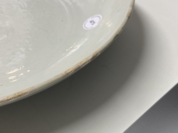 Un plat en porcelaine de Chine en blanc monochrome &agrave; d&eacute;cor incis&eacute; de deux ph&eacute;nix, Ming