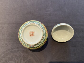 Un bol couvert, une tasse &agrave; vin et un tazza en porcelaine de Chine &agrave; d&eacute;cor de dragons sur fond jaune, 19/20&egrave;me