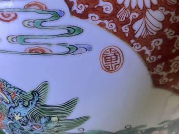 Un vase en porcelaine de Chine famille verte et un pot couvert en famille rose, 19/20&egrave;me