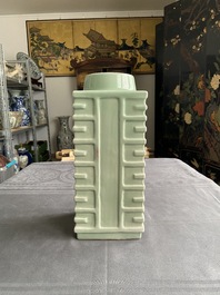 Een Chinese monochrome celadon 'cong' vaas met trigrammen, Qianlong merk, Republiek
