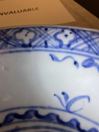 Trois plats en porcelaine de Chine dite 'de Swatow', Ming