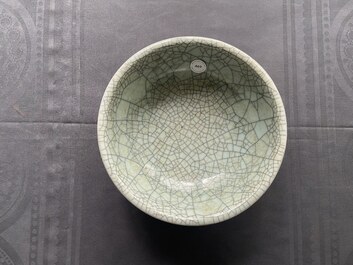 A Chinese 'geyao' crackle-glazed bowl, Yongzheng/Qianlong