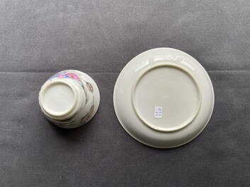 Une tasse et soucoupe en porcelaine de Chine famille rose &agrave; d&eacute;cor romantique, Qianlong