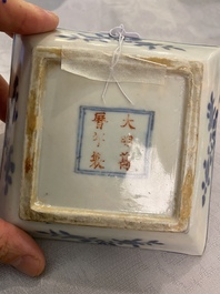 Une coupe de forme carr&eacute;e en porcelaine de Chine wucai &agrave; d&eacute;cor d'un dragon, marque et &eacute;poque de Wanli