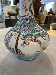 Un vase de forme bouteille en &eacute;maux de Canton, marque de Qianlong, 19&egrave;me