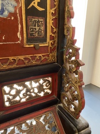 A large Chinese porcelain-embellished lacquered wooden screen, 18/19th C.