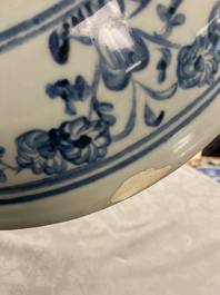 Trois plats en porcelaine de Chine dite 'de Swatow', Ming