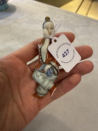 Une tabati&egrave;re en porcelaine de Chine polychrome en forme d'une femme couch&eacute;e, 19&egrave;me