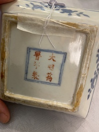 Een Chinees vierkant 'draken' bordje, Wanli merk en periode