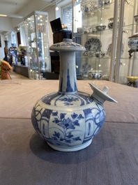 Une verseuse de type kendi en porcelaine de Chine en bleu et blanc de type kraak de l'&eacute;pave 'Hatcher', &eacute;poque Transition
