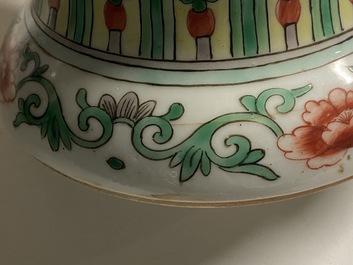 Un vase en porcelaine de Chine famille verte et un pot couvert en famille rose, 19/20&egrave;me