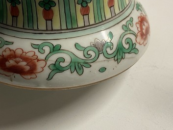 Un vase en porcelaine de Chine famille verte et un pot couvert en famille rose, 19/20&egrave;me