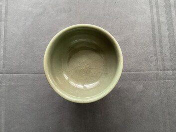 Een Chinese Longquan celadon stem cup met onderglazuur decor, Ming