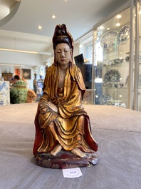 Een Vietnamese beschilderde, vergulde en gelakte houten figuur van Guanyin, 18/19e eeuw