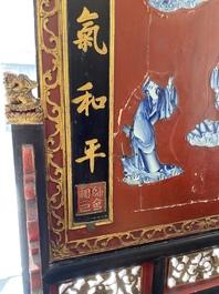 Een groot Chinees gelakt houten kamerscherm met blauw-witte porseleinen inzetten, 18/19e eeuw