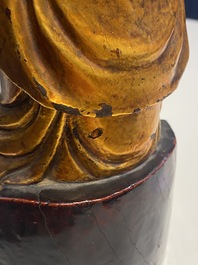 Une figure de Guanyin en bois dor&eacute;, laqu&eacute; et peint, Vietnam, 18/19&egrave;me