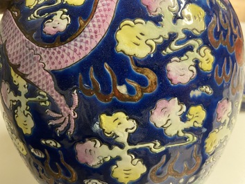 Een Chinese famille verte 'mythische dieren' vaas en een famille rose dekselpot met draken, 19/20e eeuw