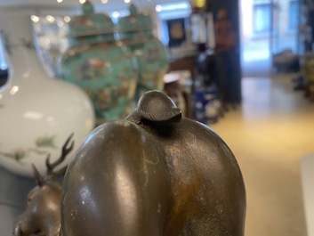 Un br&ucirc;le-parfum en bronze en forme de cerf, Chine, Kangxi