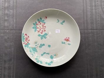 A Chinese famille rose dish and a qianjiang cai plaque signed Wang Ziqing mounted as a screen, Yongzheng and Republic