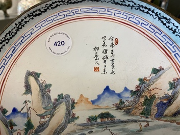 Une assiette en &eacute;maux de Canton &agrave; d&eacute;cor d'un paysage, Qianlong