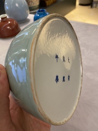 Een Chinese celadon-geglazuurde waterpot, Kangxi merk, 19e eeuw