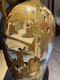 Une paire de vases en porcelaine Satsuma de Japon, marque de Kinkozan, Meiji, 19&egrave;me