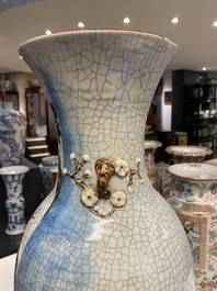 Un vase en porcelaine de Chine dite 'de Nankin' &agrave; d&eacute;cor polychrome, marque de Chenghua, 19&egrave;me