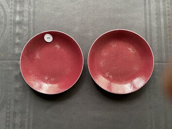 Een paar Chinese monochrome robijnrode borden, Jiaqing merk en periode