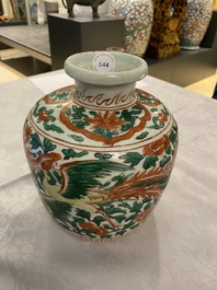 Un vase en porcelaine de Chine wucai &agrave; d&eacute;cor de ph&eacute;nix, &eacute;poque Transition