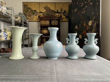 Cinq vases en porcelaine de Chine en clair de lune et c&eacute;ladon monochrome, Chine, 19&egrave;me