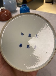 Un pot &agrave; eau en porcelaine de Chine &agrave; &eacute;mail c&eacute;ladon, marque de Kangxi, 19&egrave;me