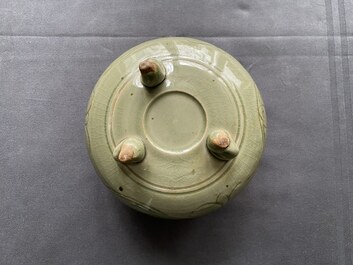 Een Chinese driepotige Yaozhou celadon wierookbrander, Song of later