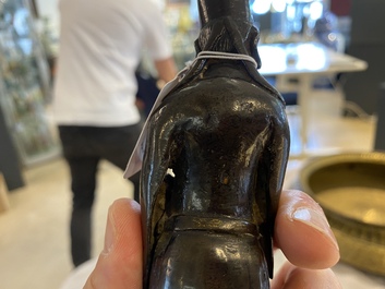 Een Chinese deels vergulde bronzen figuur van een geleerde, Ming