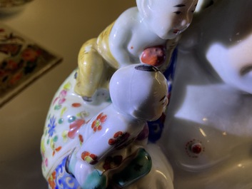 Deux figures de Bouddha en porcelaine de Chine famille rose, 19/20&egrave;me