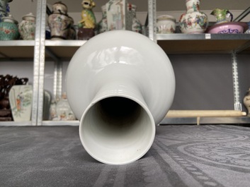 A Chinese monochrome white-glazed 'tianqiu ping' vase, 18/19th C.