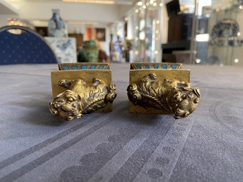 Une paire de lions bouddhistes en bronze dor&eacute; sur socles en &eacute;maux champlev&eacute;s, Chine, 18/19&egrave;me