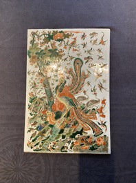 Une plaque en porcelaine de Chine famille verte &agrave; d&eacute;cor d'un ph&eacute;nix entour&eacute; de nombreux oiseaux, 19&egrave;me