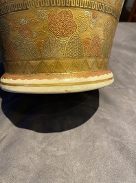 Une paire de vases en porcelaine Satsuma de Japon, marque de Kinkozan, Meiji, 19&egrave;me