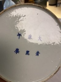 Un pot &agrave; eau en porcelaine de Chine &agrave; &eacute;mail c&eacute;ladon, marque de Kangxi, 19&egrave;me