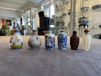 Six Chinese glass, porcelain, bamboo and agate snuff bottles, 19/20th C.