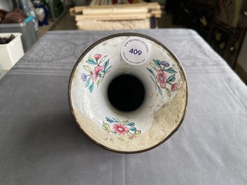 Un vase de forme bouteille en &eacute;maux de Canton, marque de Qianlong, 19&egrave;me