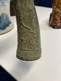 Een Vietnamese bronzen 'olifanten' hoorn of rhyton, L&ecirc; of Mạc Dynastie, 15/16e eeuw
