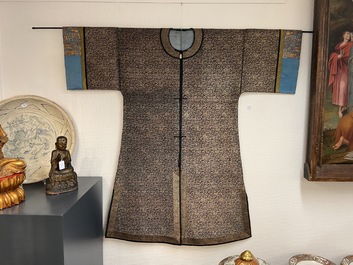 Une robe de femme en soie brod&eacute;e &agrave; d&eacute;cor de rinceaux floraux, Chine, 19&egrave;me