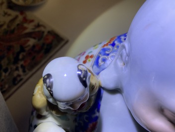 Deux figures de Bouddha en porcelaine de Chine famille rose, 19/20&egrave;me