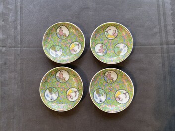 Quatre tasses et soucoupes en porcelaine de Chine famille rose &agrave; fond vert, 18/19&egrave;me