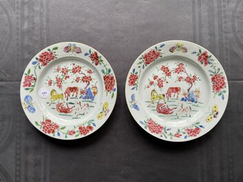 Une paire d'assiettes en porcelaine de Chine famille rose &agrave; d&eacute;cor de chevaux, Yongzheng/Qianlong