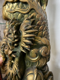 Un grand socle en bois sculpt&eacute; et dor&eacute; figurant un dragon, Chine, 19&egrave;me