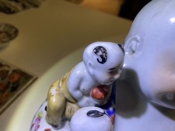 Deux figures de Bouddha en porcelaine de Chine famille rose, 19/20&egrave;me