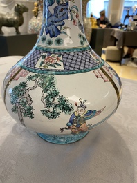 Un vase de forme bouteille en &eacute;maux de Canton, marque de Qianlong, 19&egrave;me