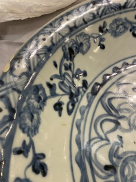 Trois plats en porcelaine de Chine dite 'de Swatow', Ming